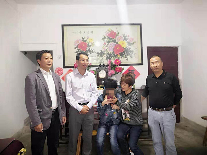 主題教育正當時 志愿服務(wù)暖民心——區(qū)城建投公司黨支部開展志愿服務(wù)、點亮“微心愿”黨日活動