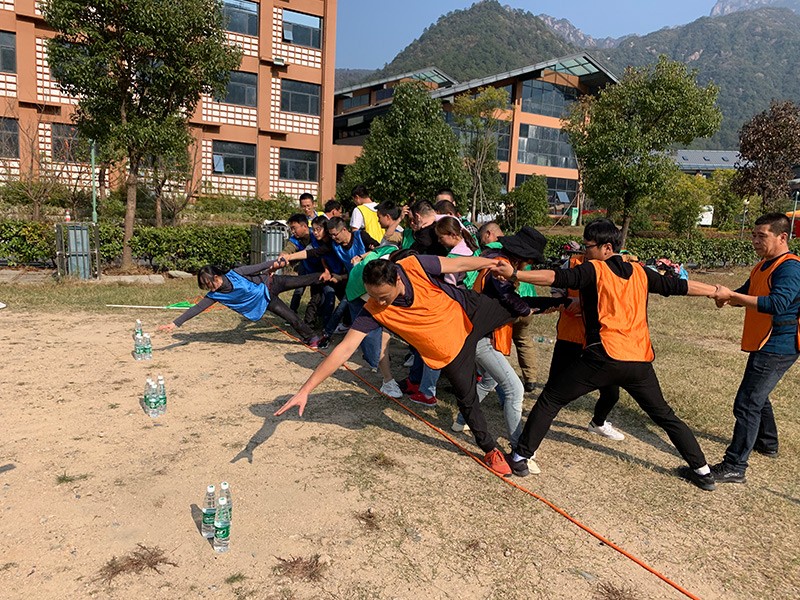 不忘初心、繼續(xù)前行、同心同行、勇攀高峰——屯溪城建投公司開展“不忘初心、牢記使命”主題教育素質(zhì)拓展訓(xùn)練