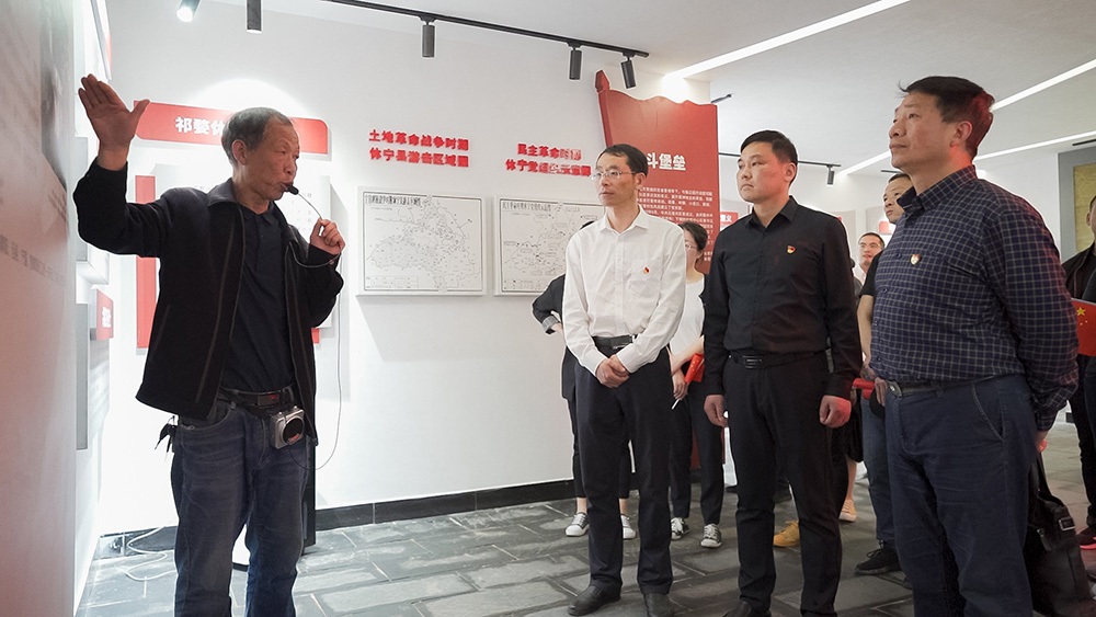 屯溪區(qū)國投集團開展學(xué)黨史、祭英烈主題黨日活動