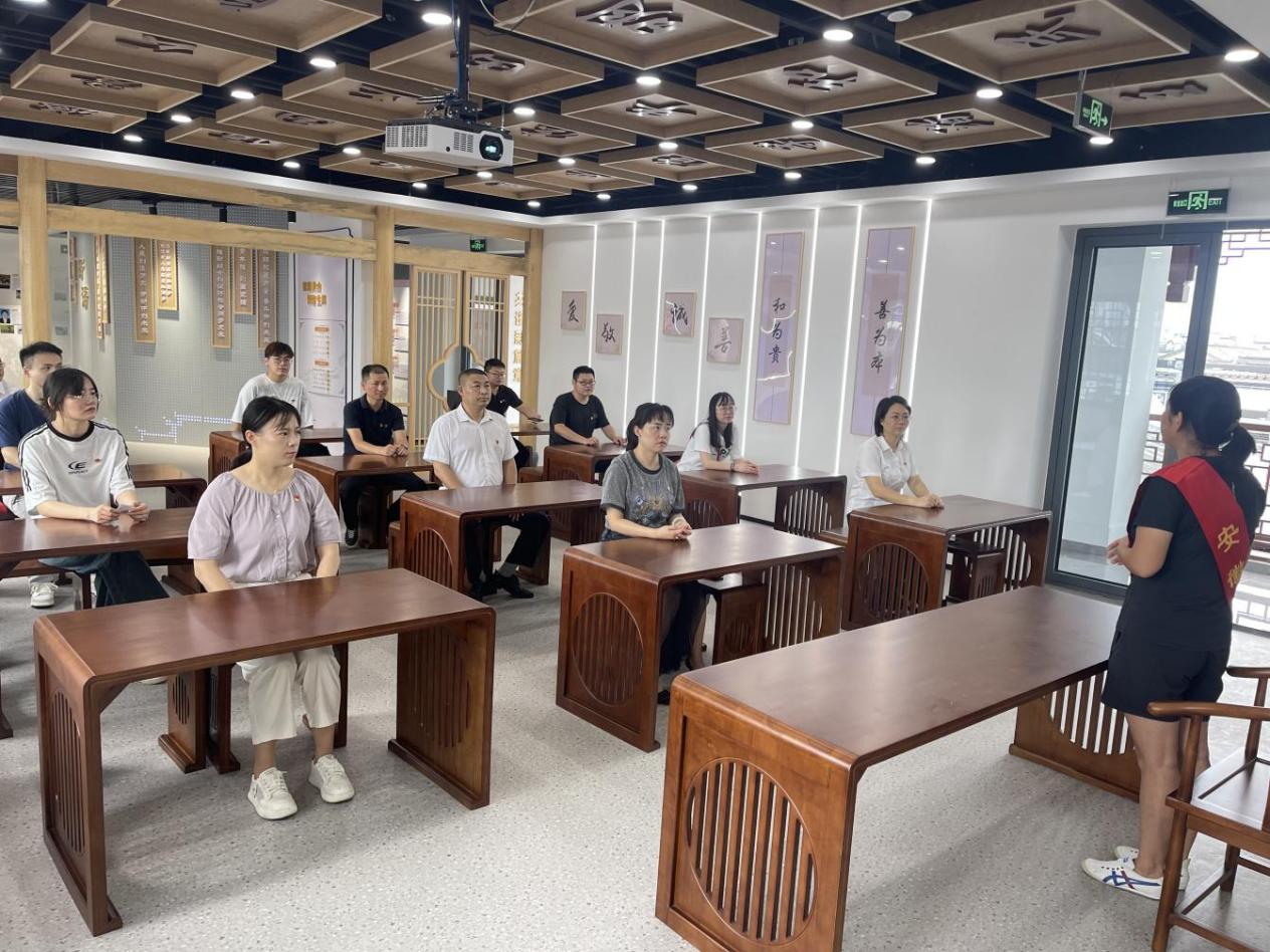 見賢思齊學楷模,崇德向善做好人——區(qū)國投集團黨委開展8月份主題黨日活動