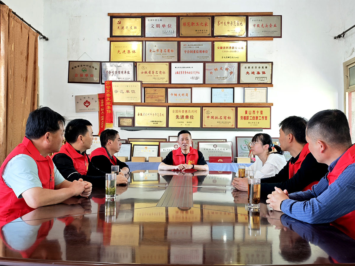 昱城產(chǎn)投公司黨支部開展“茶香潤(rùn)初心，黨旗映茶園”主題黨日活動(dòng)